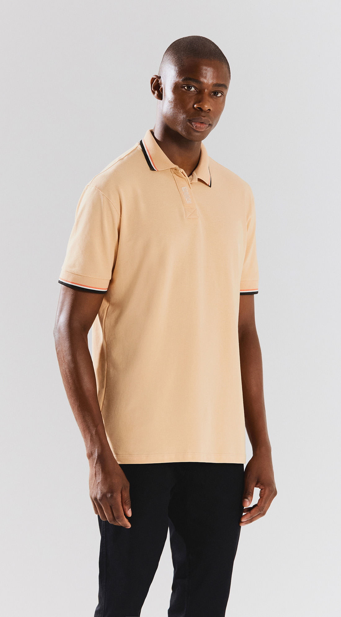 Camiseta Regular Gola Polo Bordado Peitilho Com Friso Bege