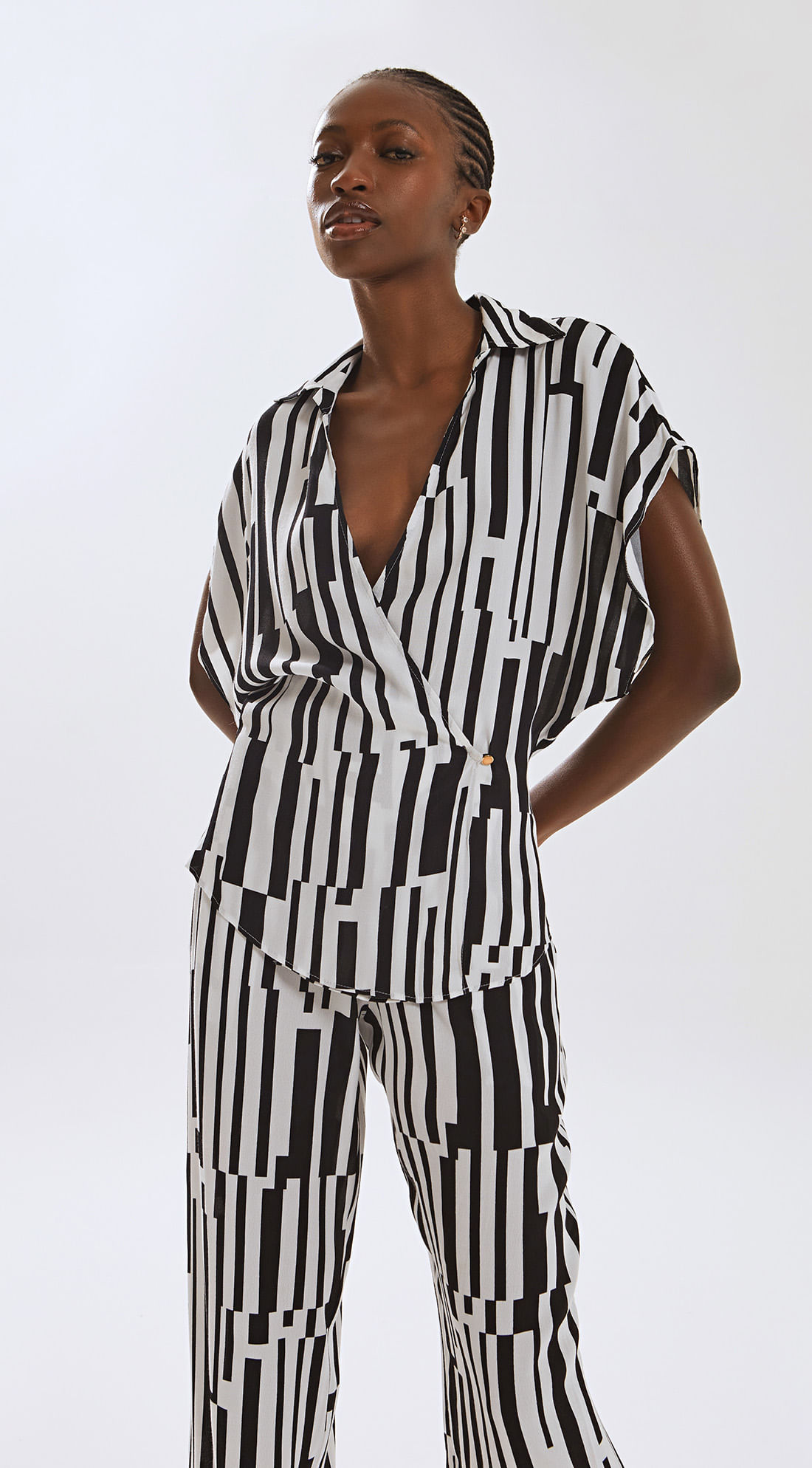 Blusa Iódice Decote Transpassado Sem Manga Com Botão Preto