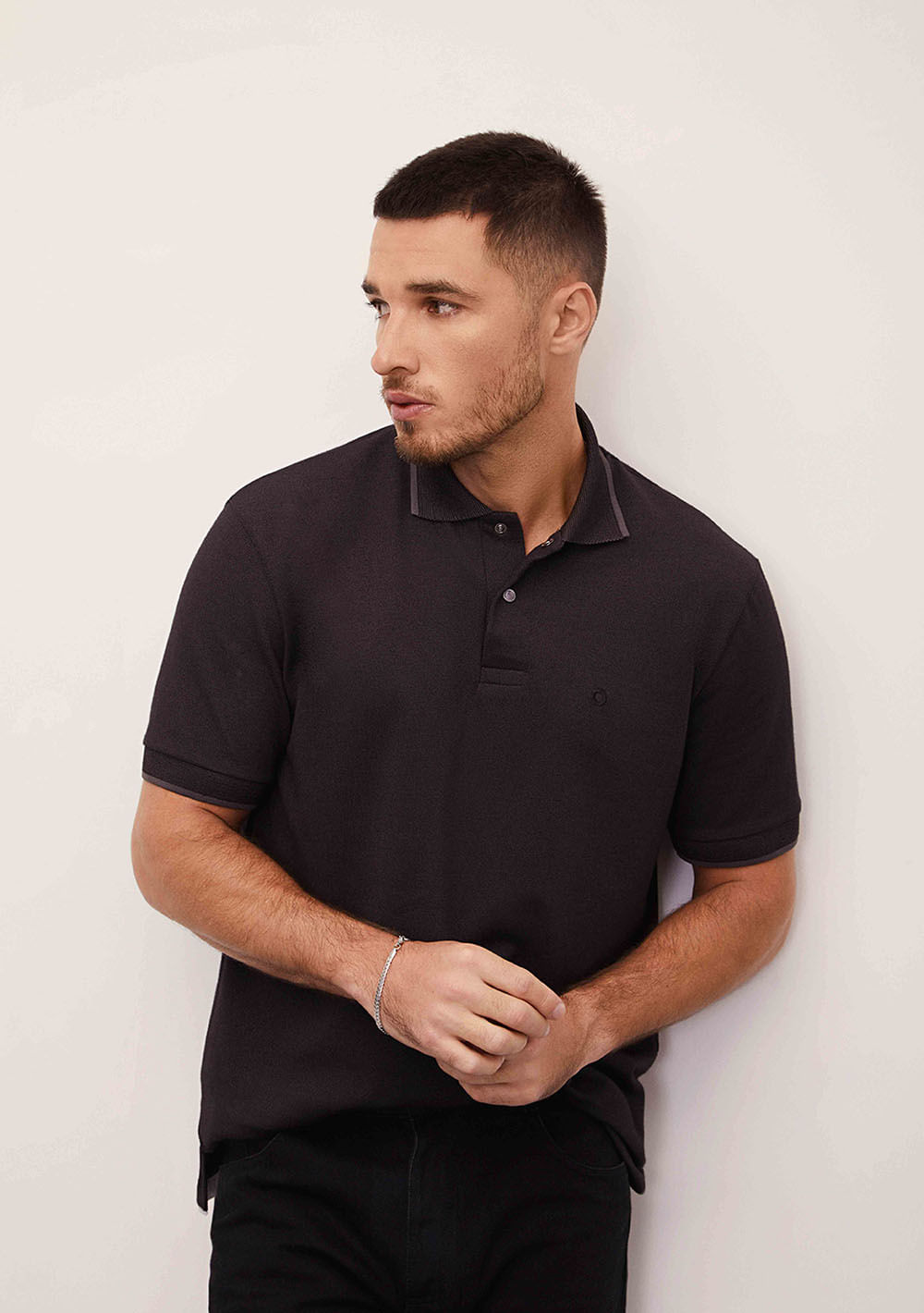 Polo Solta Decote V Manga Curta Padrão Preto