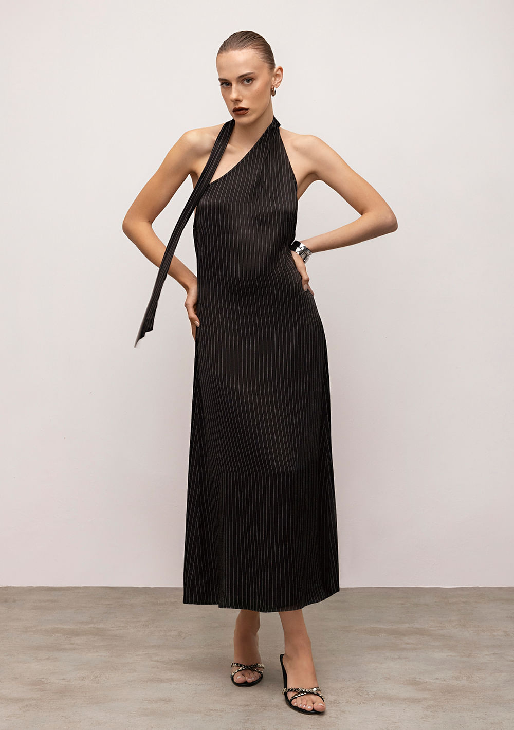 Vestido Iódice Midi Decote Assimétrico Com Faixa Preto