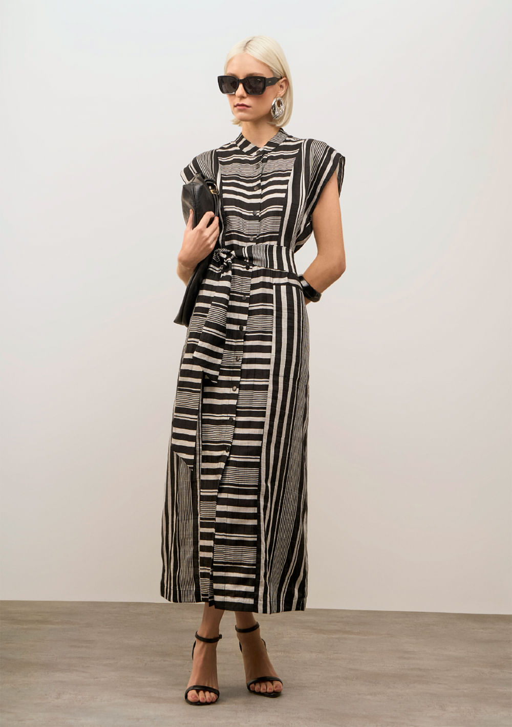 Vestido Iódice Ajustado Gola Clássica Manga Curta Midi Preto