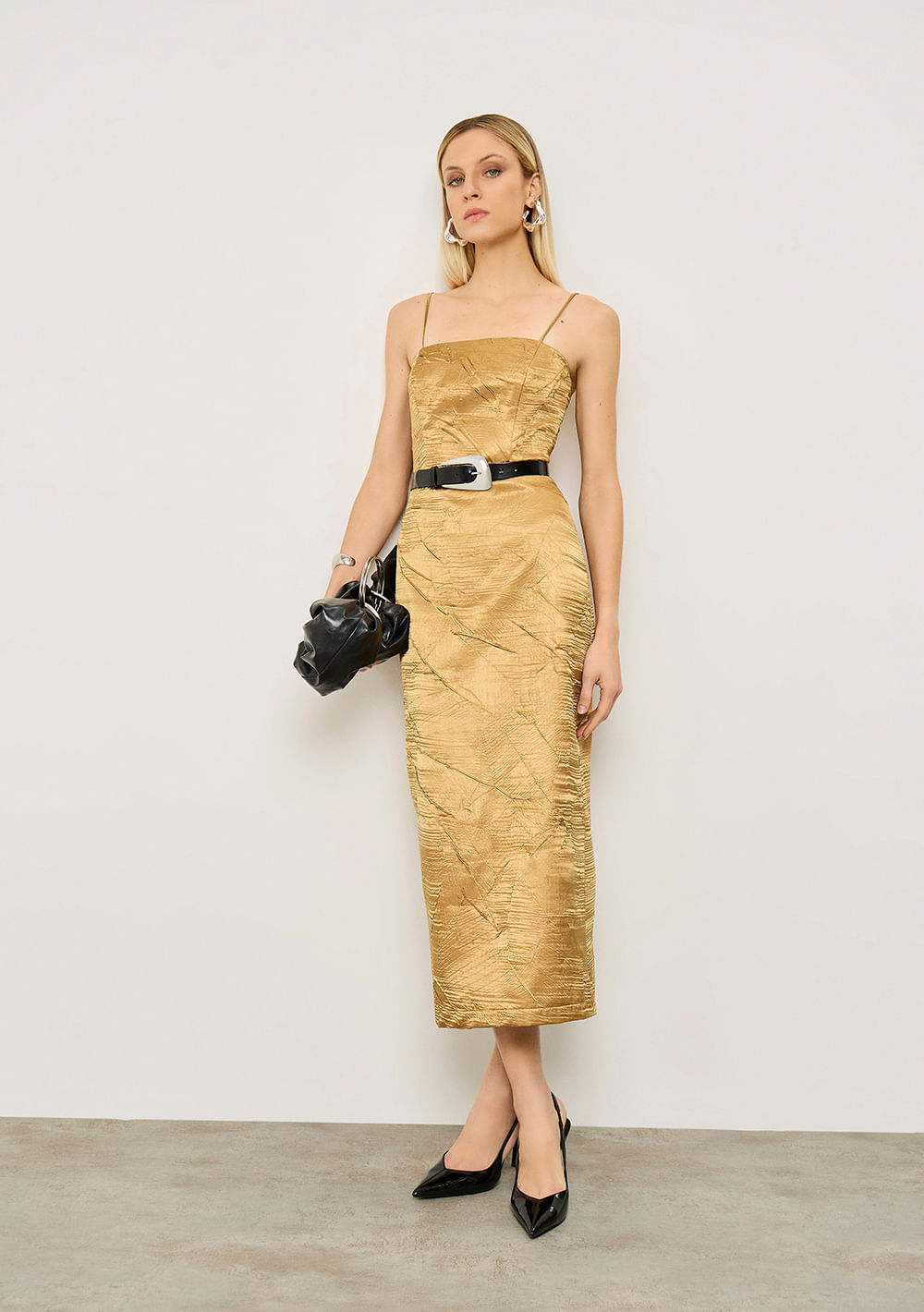 Vestido Iódice Ajustado Decote Reto Com Alça Midi Dourado