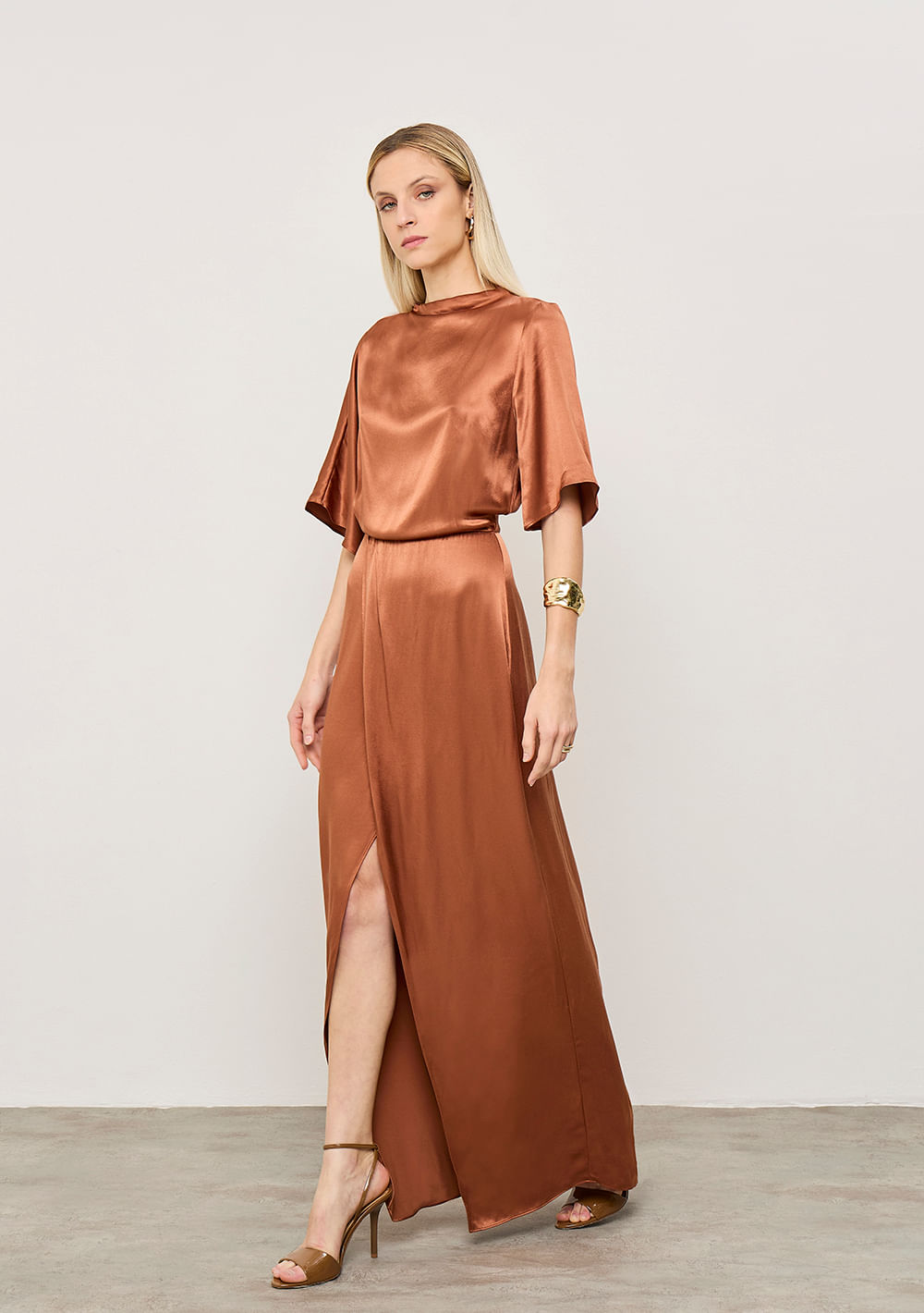 Vestido Iódice Solto Decote Canoa Manga Curta Longo Marrom