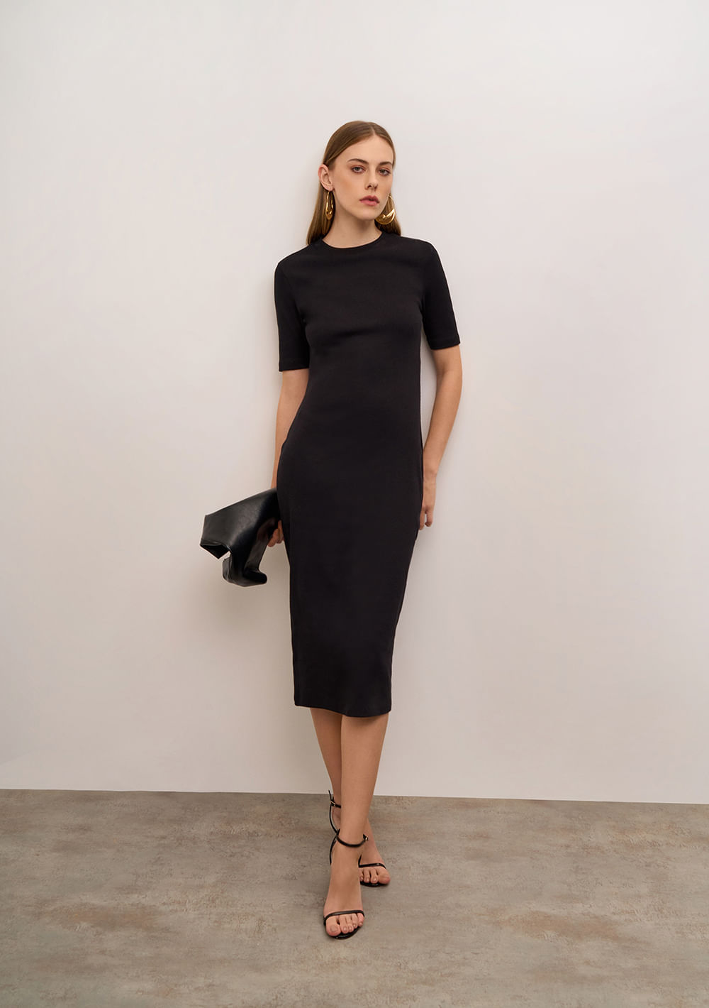 Vestido Iódice Ajustado Decote Careca Manga Curta Midi Preto
