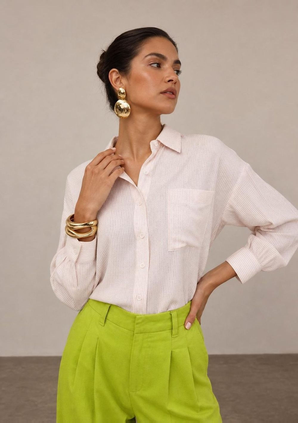 Camisa Solta Gola Tradicional Manga Longa Padrão Off White